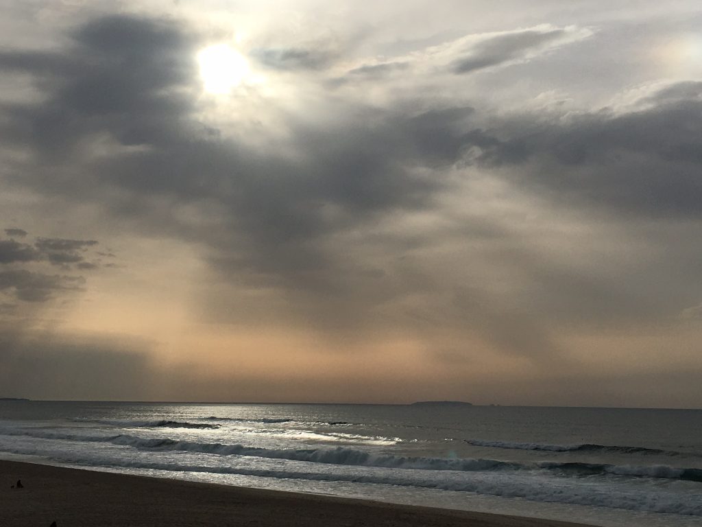 Grauer Himmel an der Silver Coast