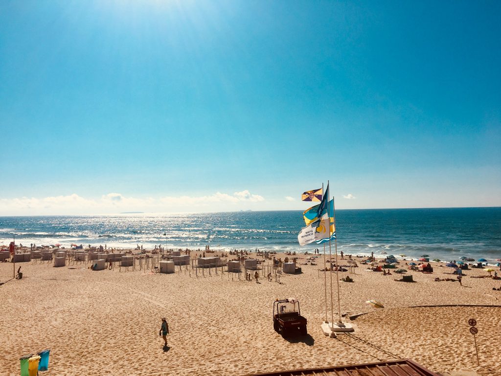 Fahnen am Strand von Foz do Arelho